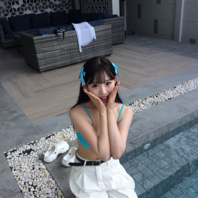 一小孩儿半夜喂姐姐吃巴雷特